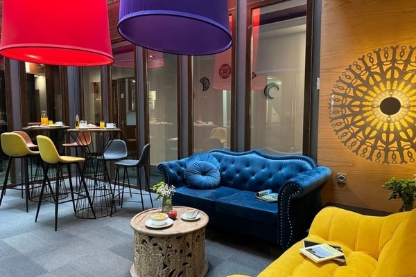 uma sala com um sofá azul e uma mesa de madeira