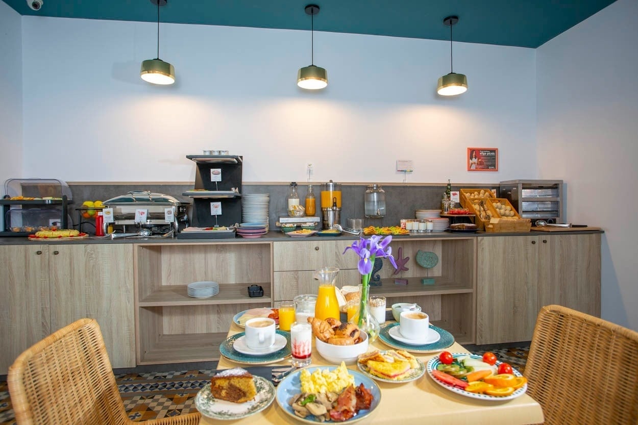 Frühstücksbuffet im Casual con Duende Cádiz: Genießen Sie ein köstliches Frühstück im Hotel im historischen Zentrum von Cádiz.
