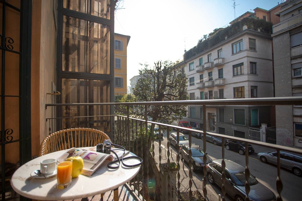 Balkonblick auf Stadtstraße mit Tischen und Stühlen im Casual Eclettico Milano - Hotel Mailand nähe Bahnhof Centrale