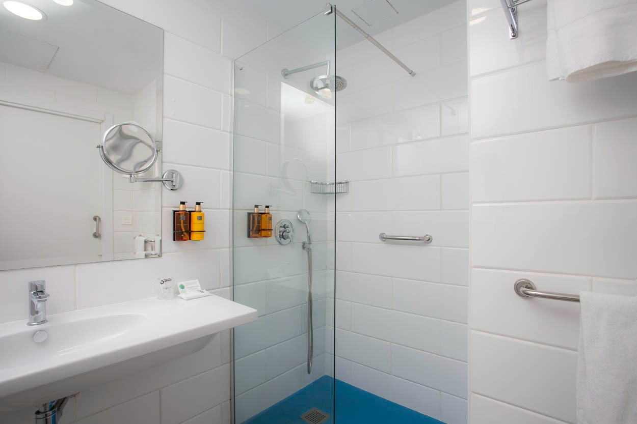 Modernes Badezimmer mit Duschkabine und Waschbecken. Casual del Mar Málaga - Zentrales Hotel in Meeresnähe.