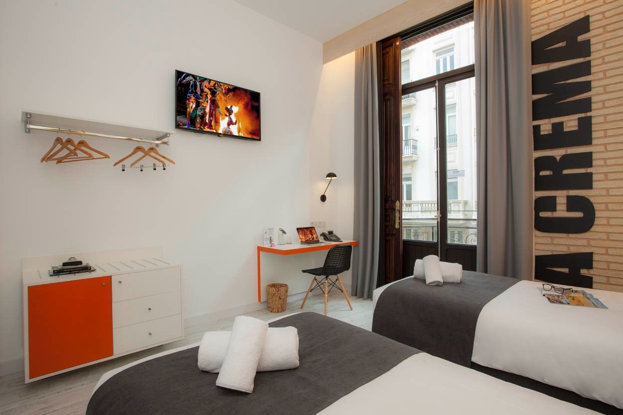 Habitación doble en Casual Socarrat Valencia, con camas, TV y escritorio. Cerca de la Catedral.