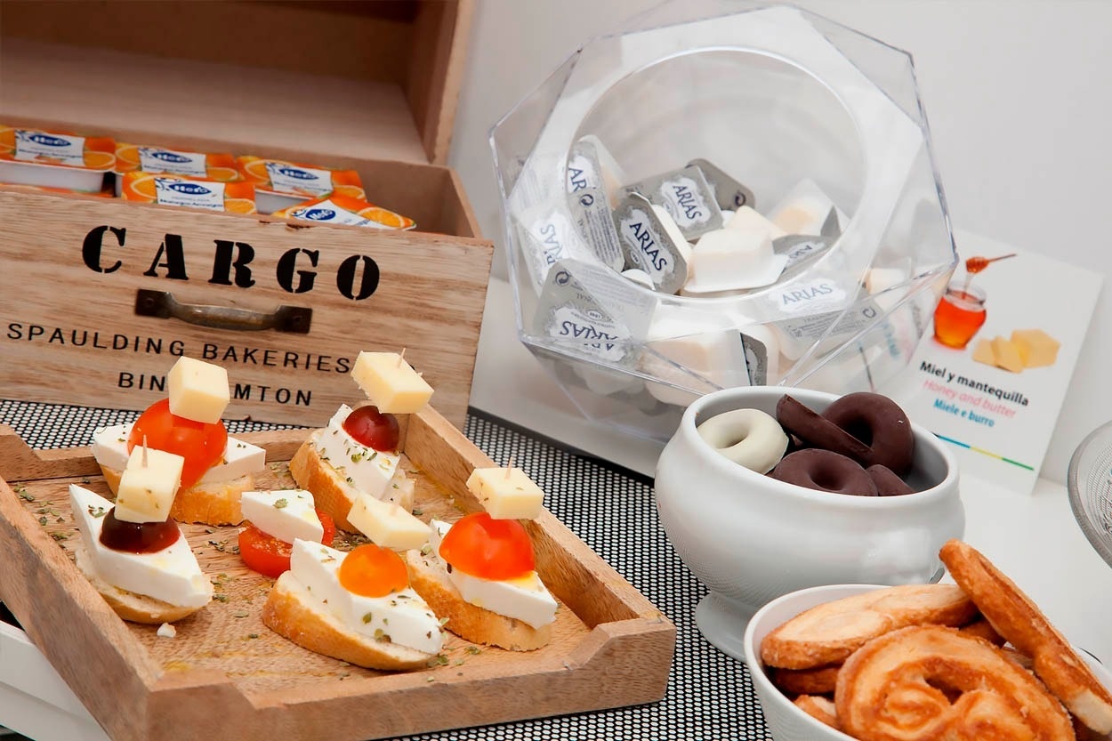 Desayuno buffet con tapas de queso y tomate en Casual Socarrat Valencia.
