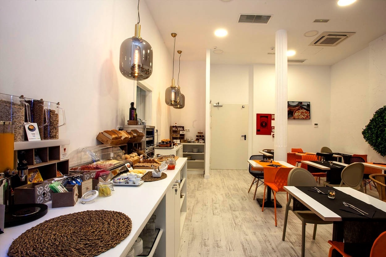 Desayuno buffet en Casual Socarrat Valencia - Hotel cerca de la Catedral. Variedad de panes, cereales y frutas.