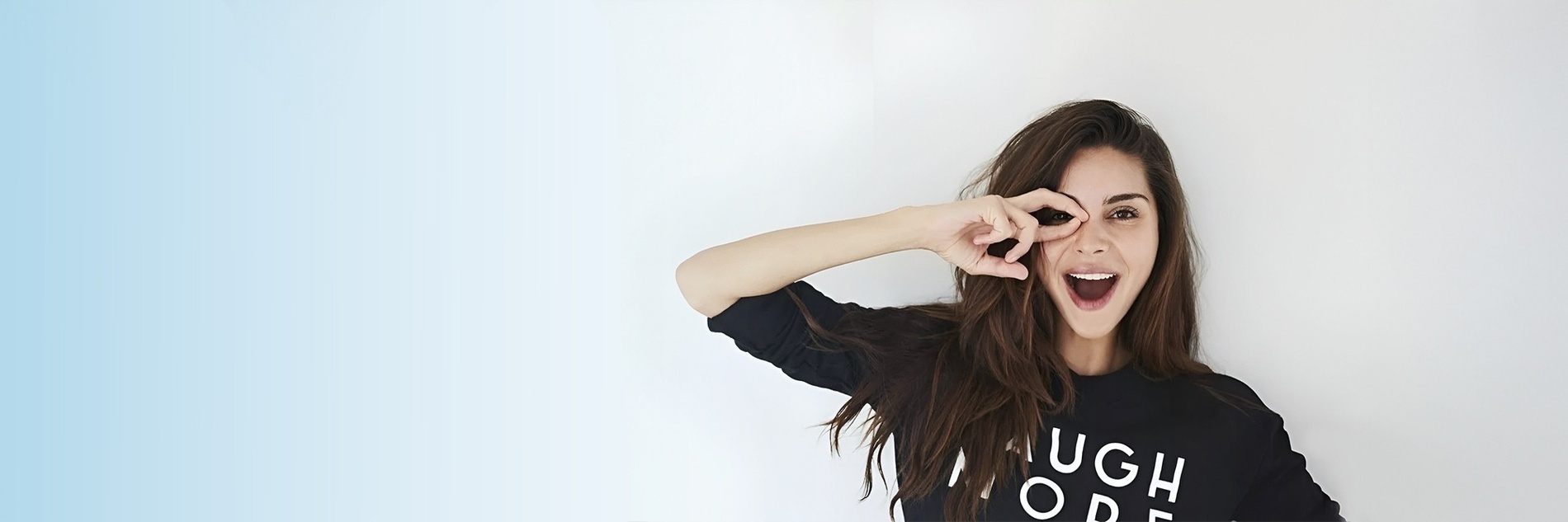 una mujer con una camisa negra que dice laugh mode