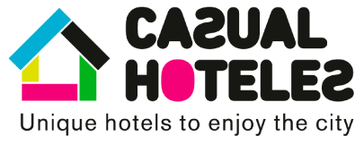 een logo voor casual hotels op een zwarte achtergrond