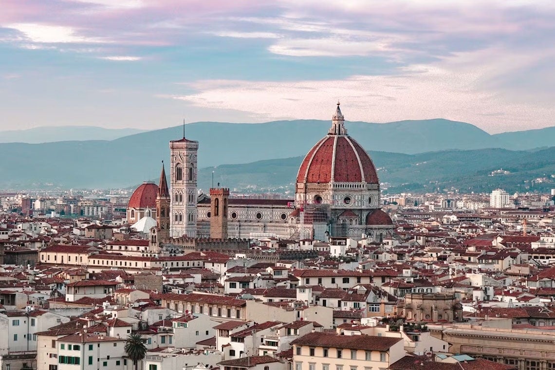 una vista aérea de la ciudad de florencia con la catedral en el fondo
