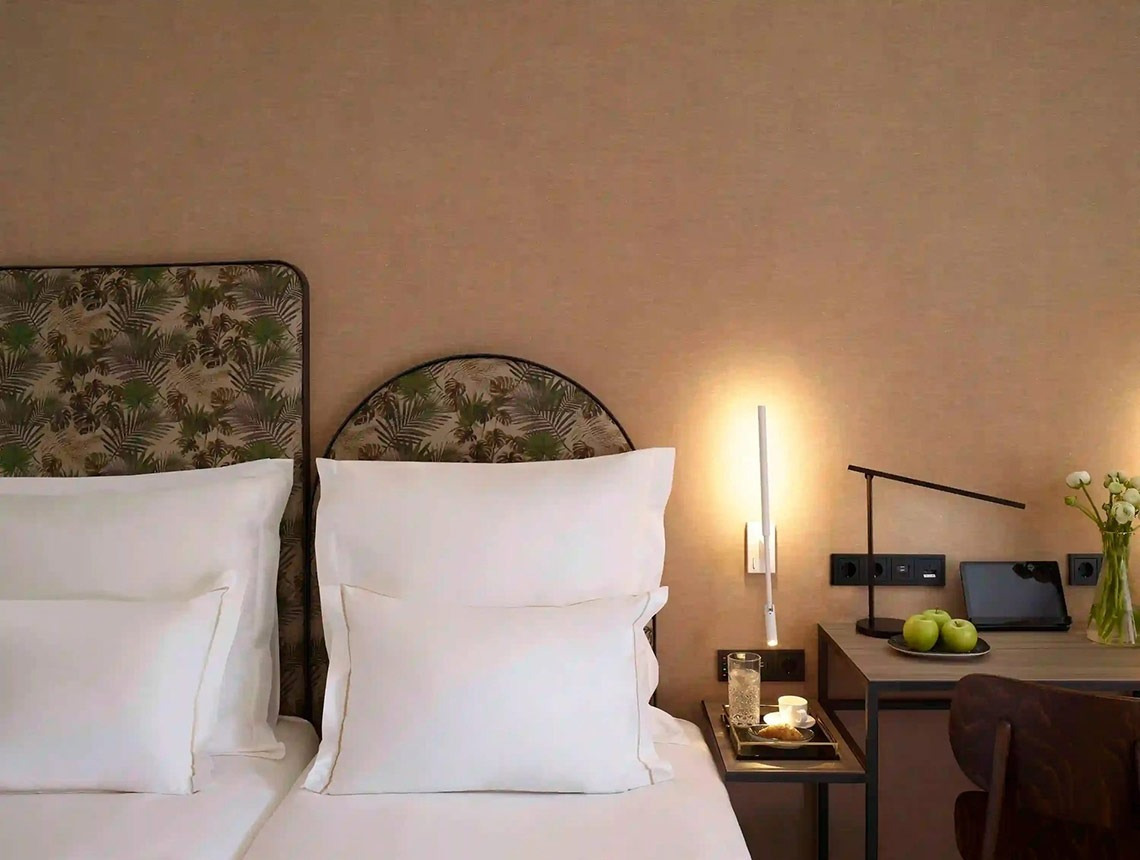 una habitación de hotel con dos camas y una mesa