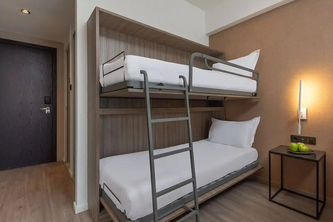 una habitación con dos literas y una mesa con manzanas