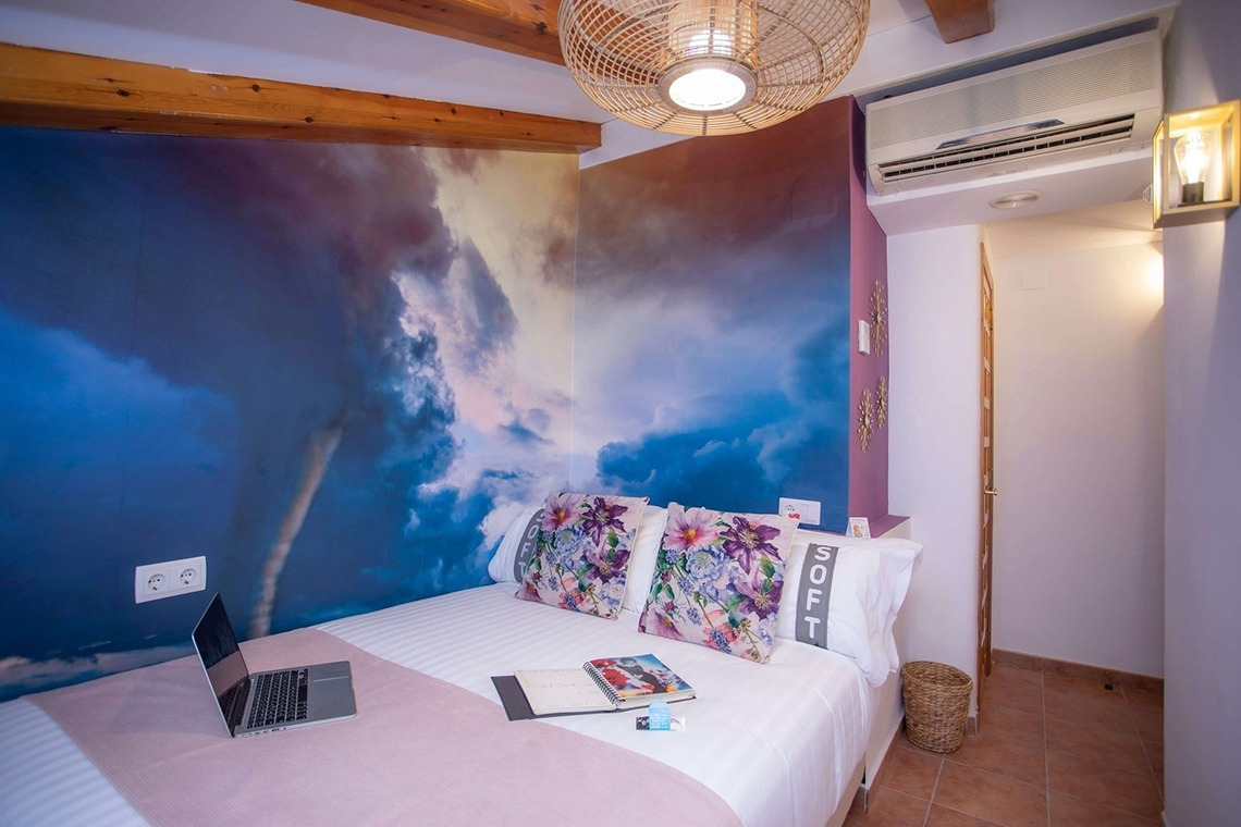 Gemütliches Zimmer im Casual Natura Valencia mit Sturmmotiv-Wandbild.