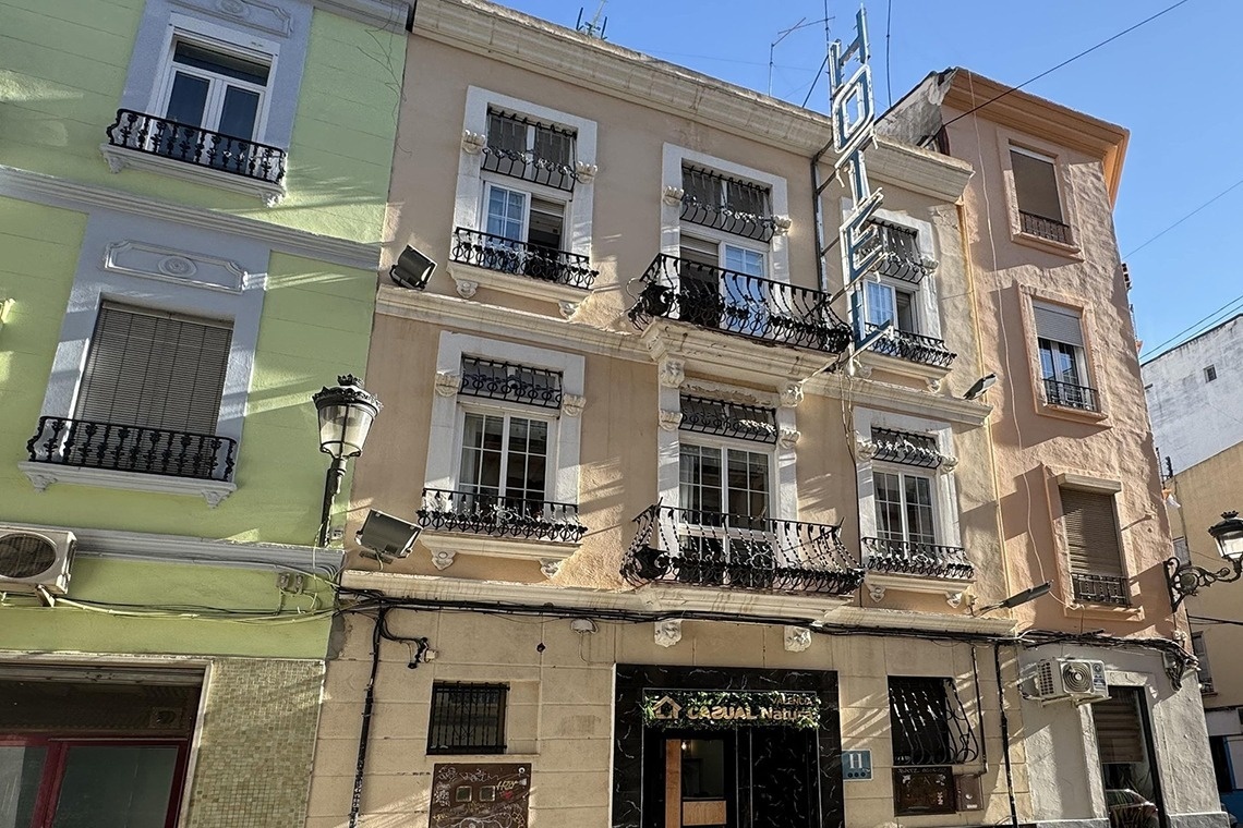 Fassade des Hotels Casual Natura Valencia mit seiner grünen und cremefarbenen Fassade. Entdecken Sie unser von der Natur inspiriertes Hotel in Valencia.