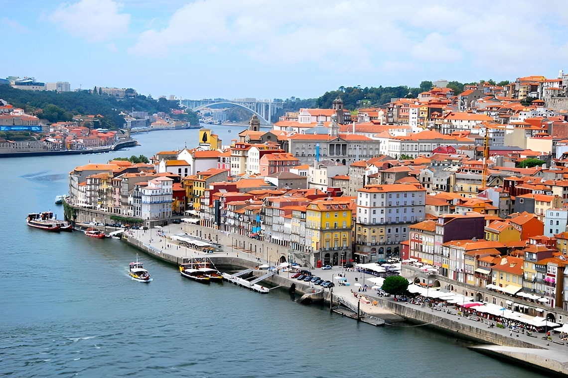un pueblo junto a un río con muchos edificios y barcos