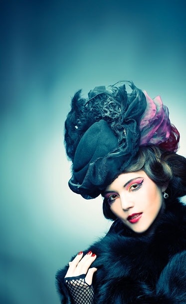 una mujer con un sombrero y un abrigo de piel