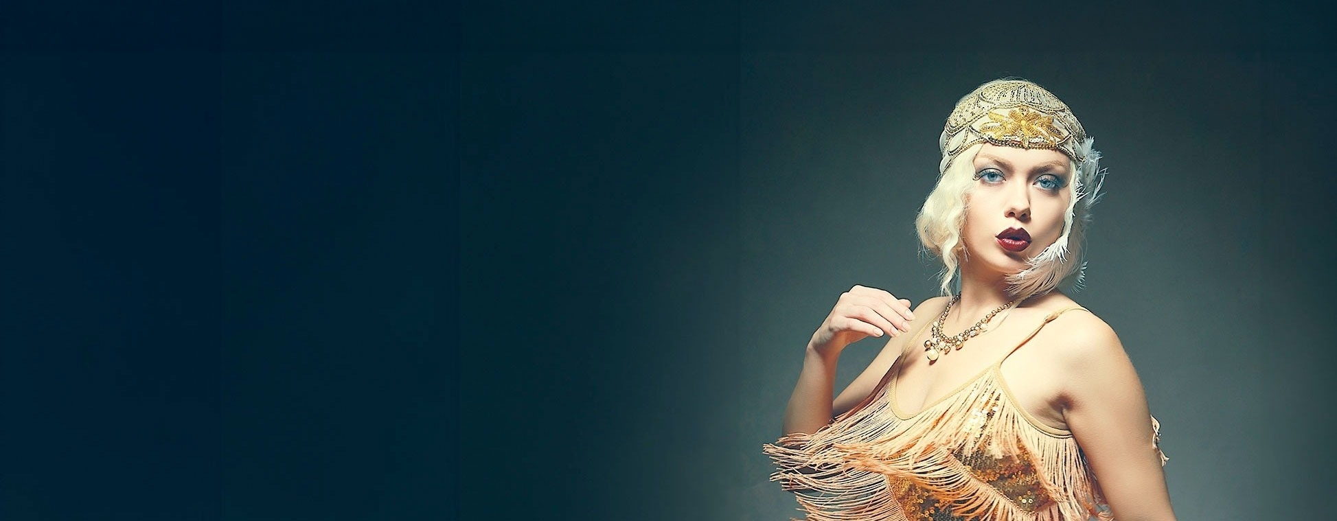 dos hombres están en la recepción de casual vintage