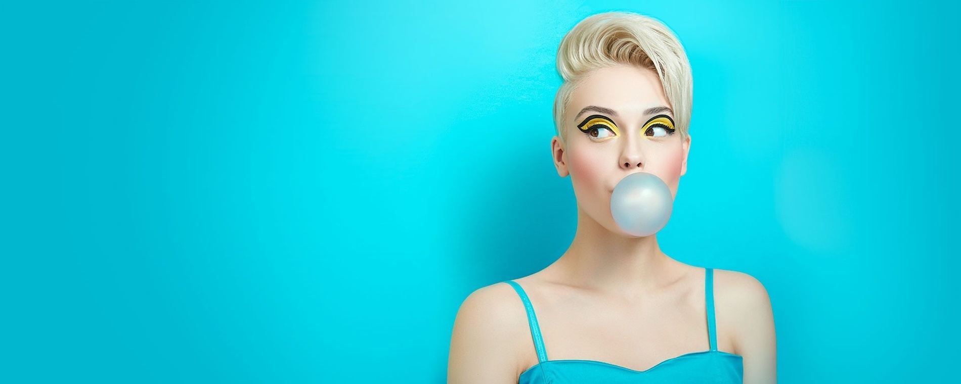 una habitación con una cama y una pintura de un astronauta en la pared