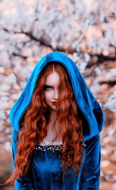 una mujer con flores moradas en la cabeza está en el agua