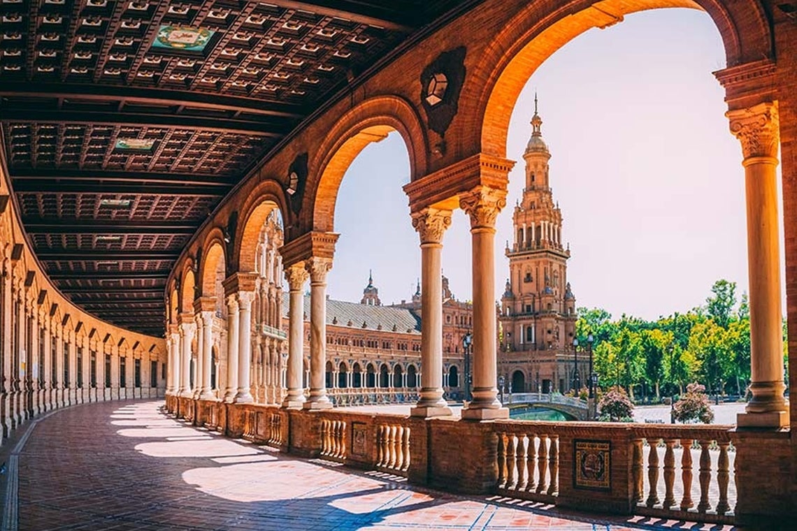 un edificio de ladrillo con columnas y un techo de madera