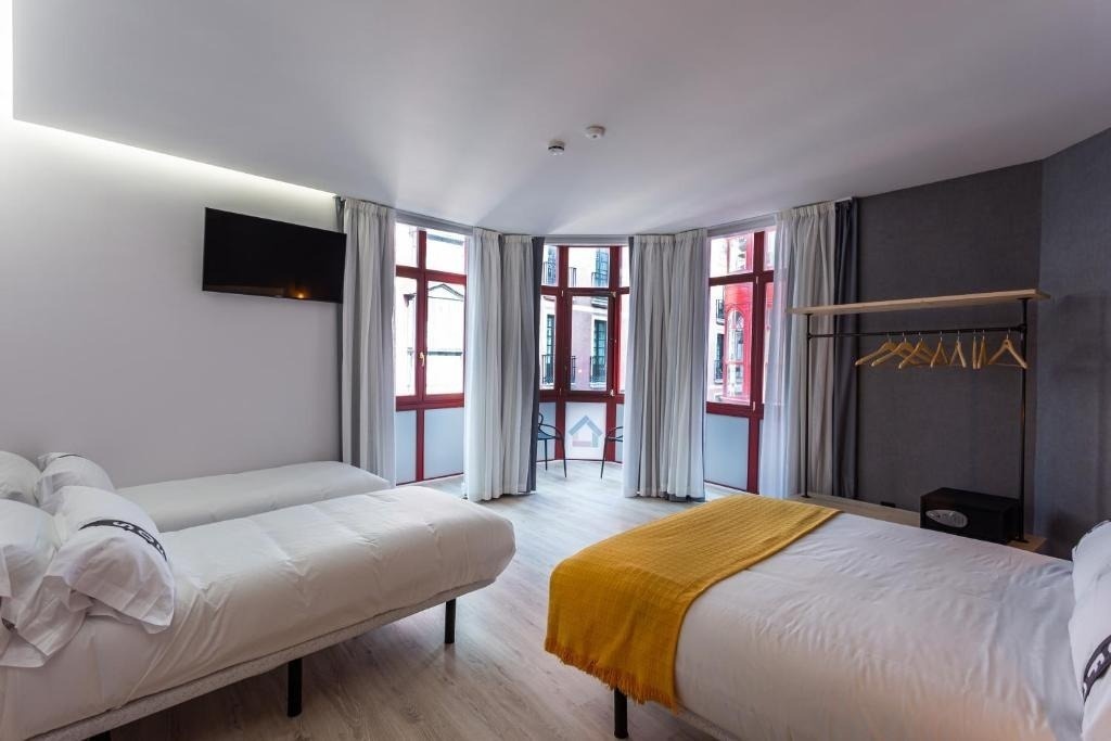 una habitación de hotel con dos camas y una televisión