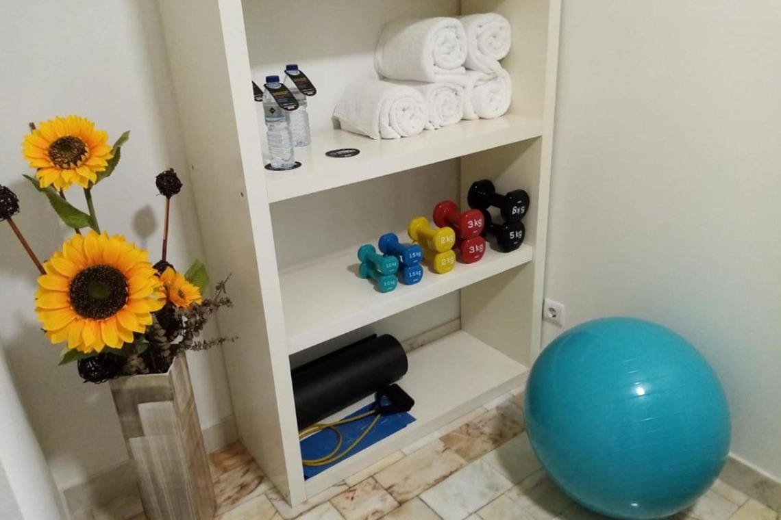 un estante con mancuernas y toallas en él