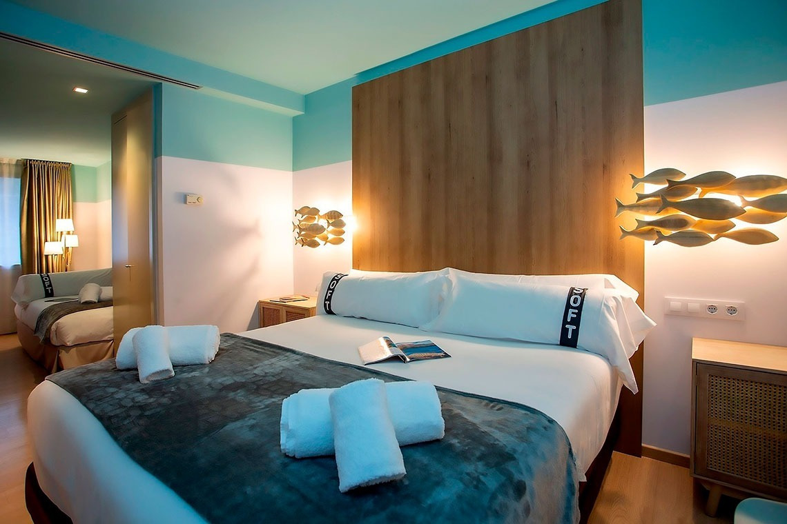 una cama en una habitación con una almohada que dice soft