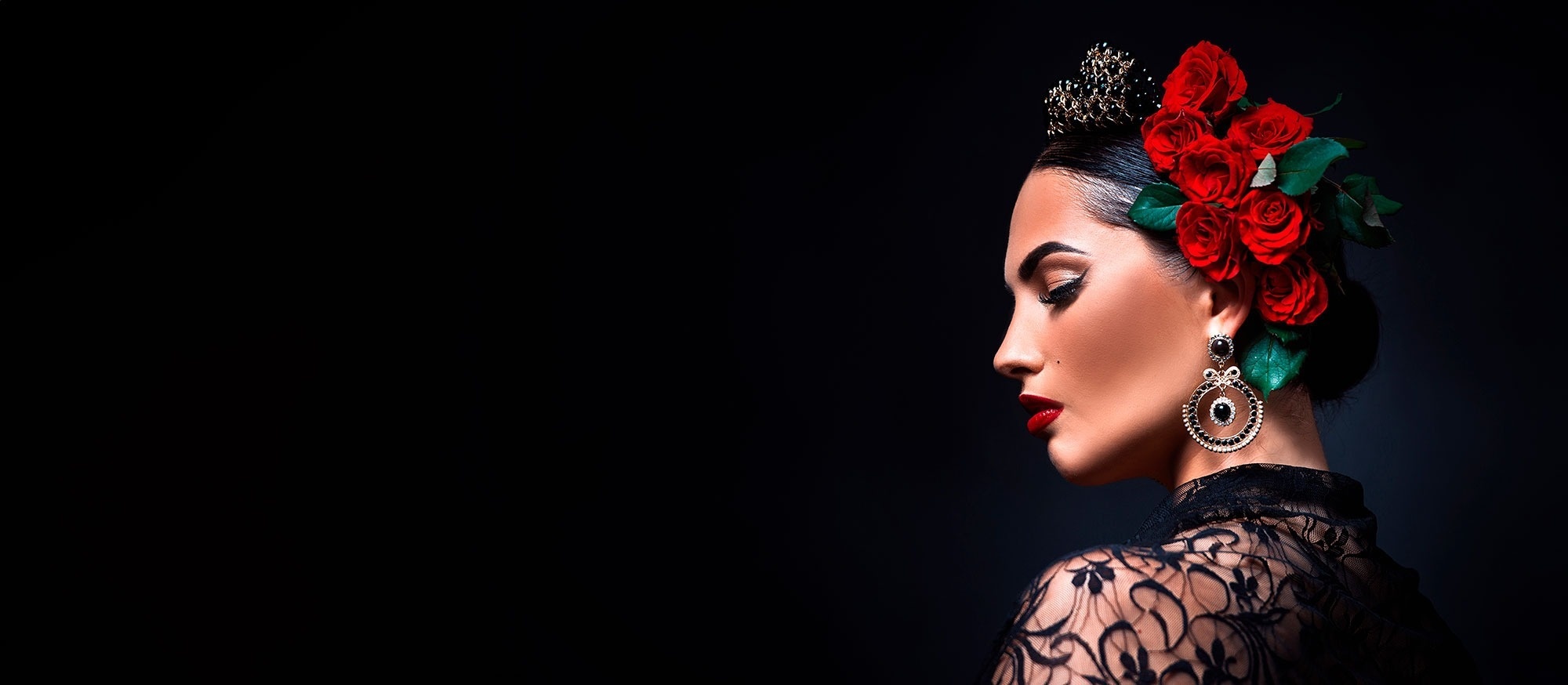 una habitación con una cama y una computadora portátil