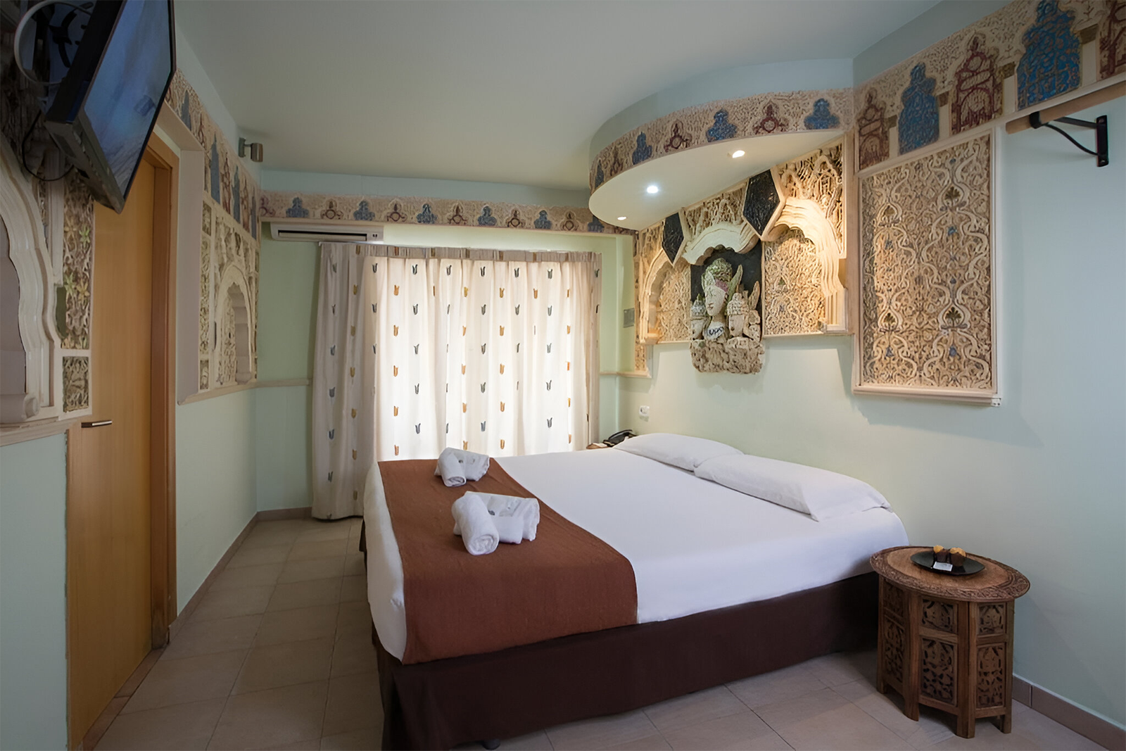 Luxuriöses Zimmer im Casual de las Civilizaciones Hotel Valencia mit orientalischem Dekor und Doppelbett.