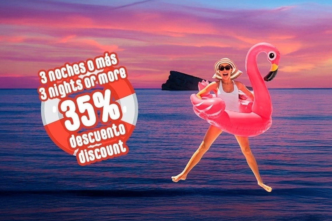 un hombre lleva a una mujer en sus hombros en la playa