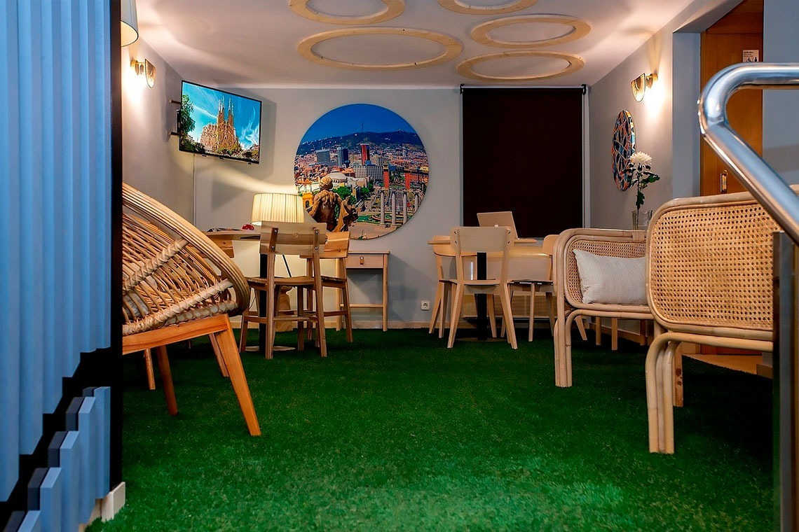 una sala de estar con sillas y una televisión