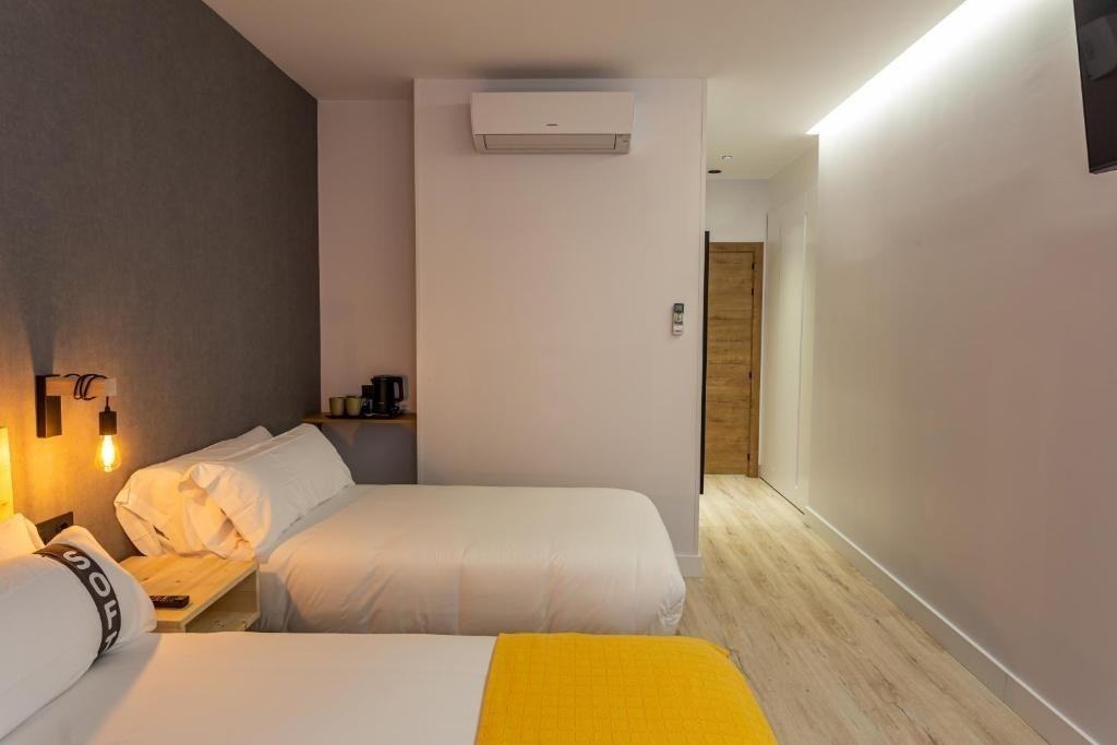 una habitación de hotel con dos camas y una televisión