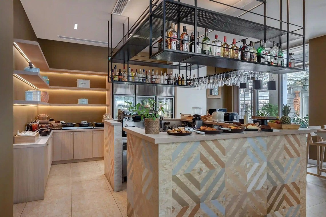 una cocina con un mostrador de madera y botellas encima