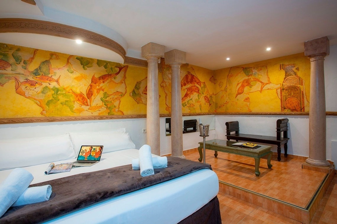 Entspannung im Casual de las Civilizaciones: Gemütliches Hotelzimmer in Valencia mit antiker Wandmalerei und Whirlpool.