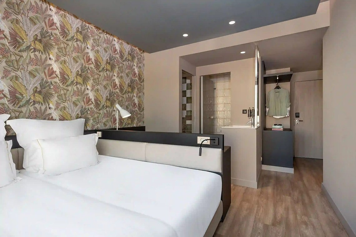 una habitación de hotel con una cama y un baño