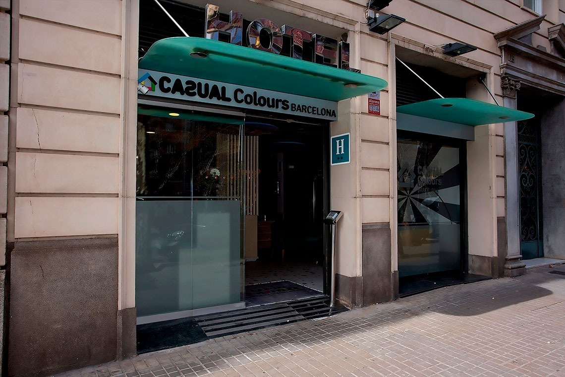 una puerta de cristal que conduce a una habitación de hotel casual colors barcelona