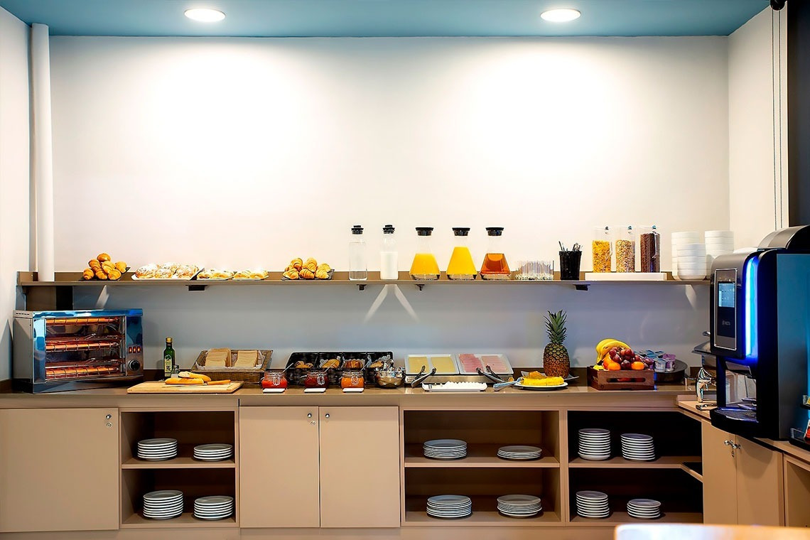 una cocina llena de platos y botellas de bebidas
