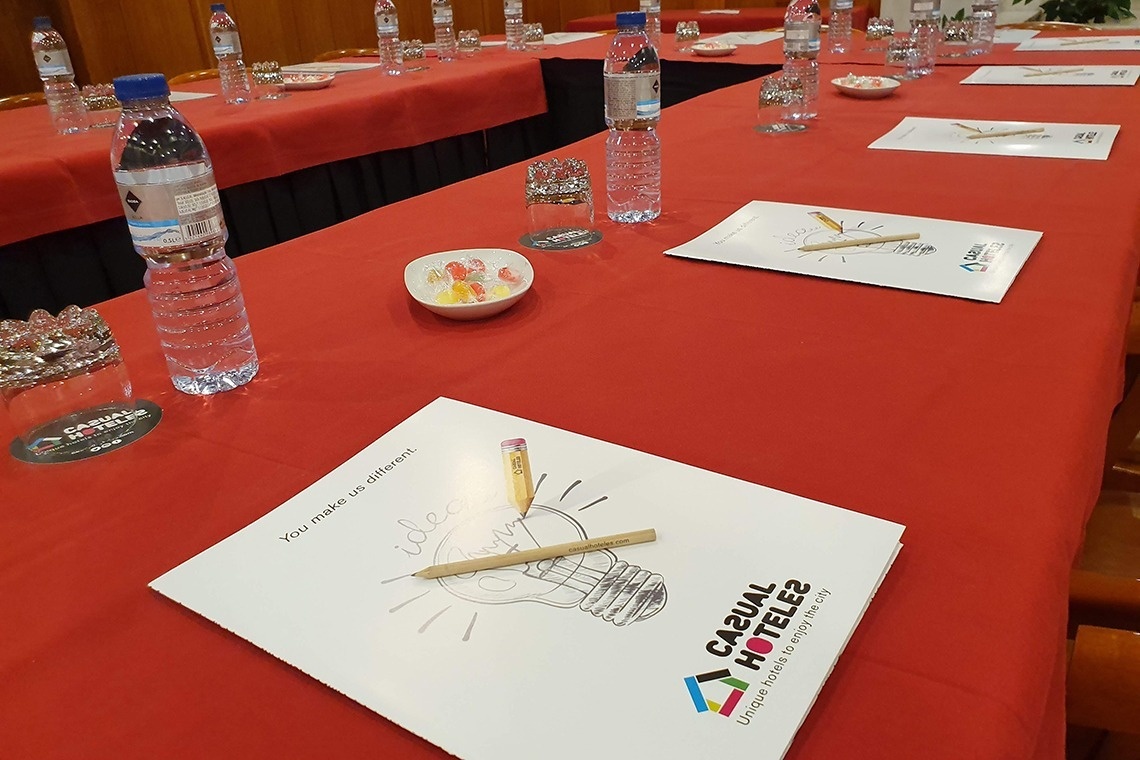 una mesa llena de libros y botellas de agua