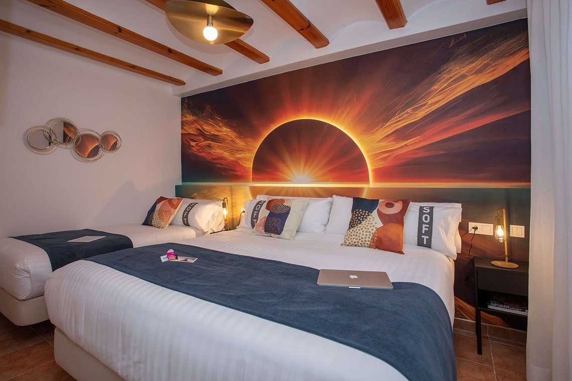 Gemütliches Doppelzimmer mit kosmischer Wandmalerei im Casual Natura Valencia - Von der Natur inspiriertes Hotel | Casual Hoteles.