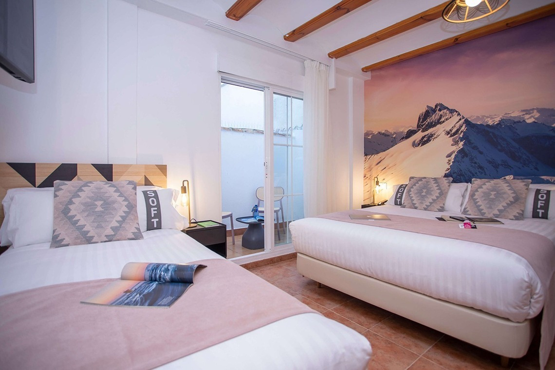 Zimmer im Casual Natura Valencia mit zwei Betten und Bergblick-Mural.