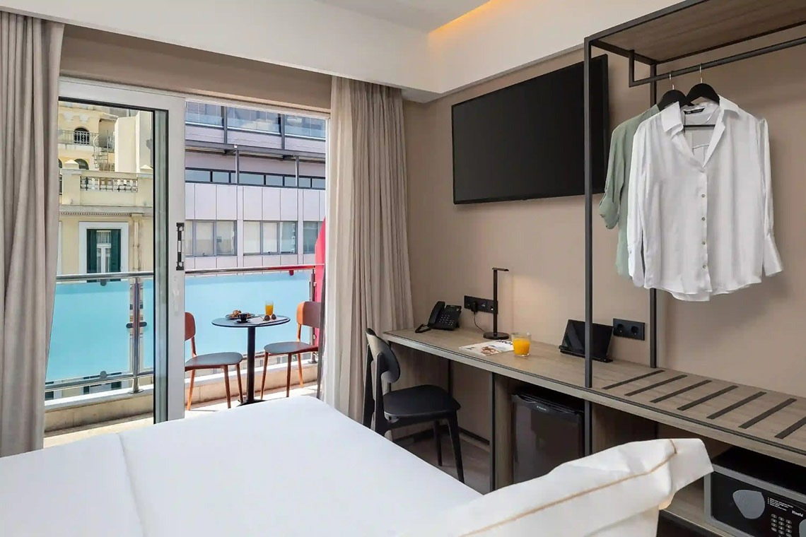 una habitación de hotel con vistas a una piscina