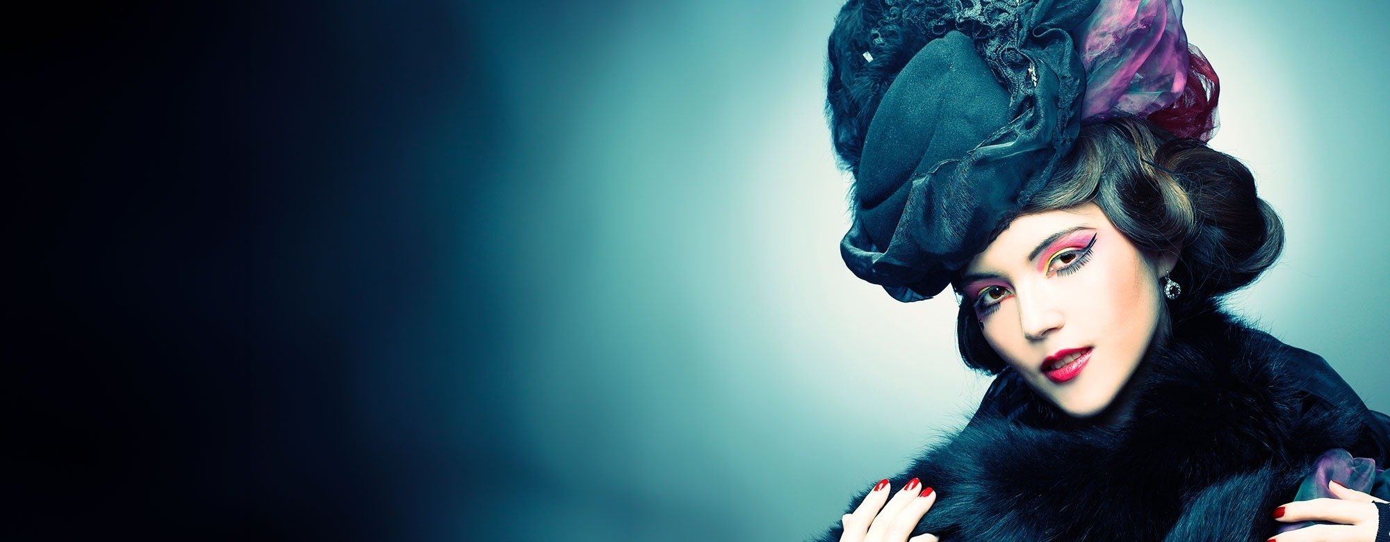 una mujer con un sombrero y una chaqueta de piel negra