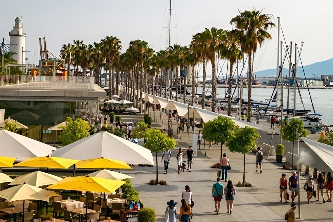 un grupo de personas camina por un área con muchos paraguas amarillos