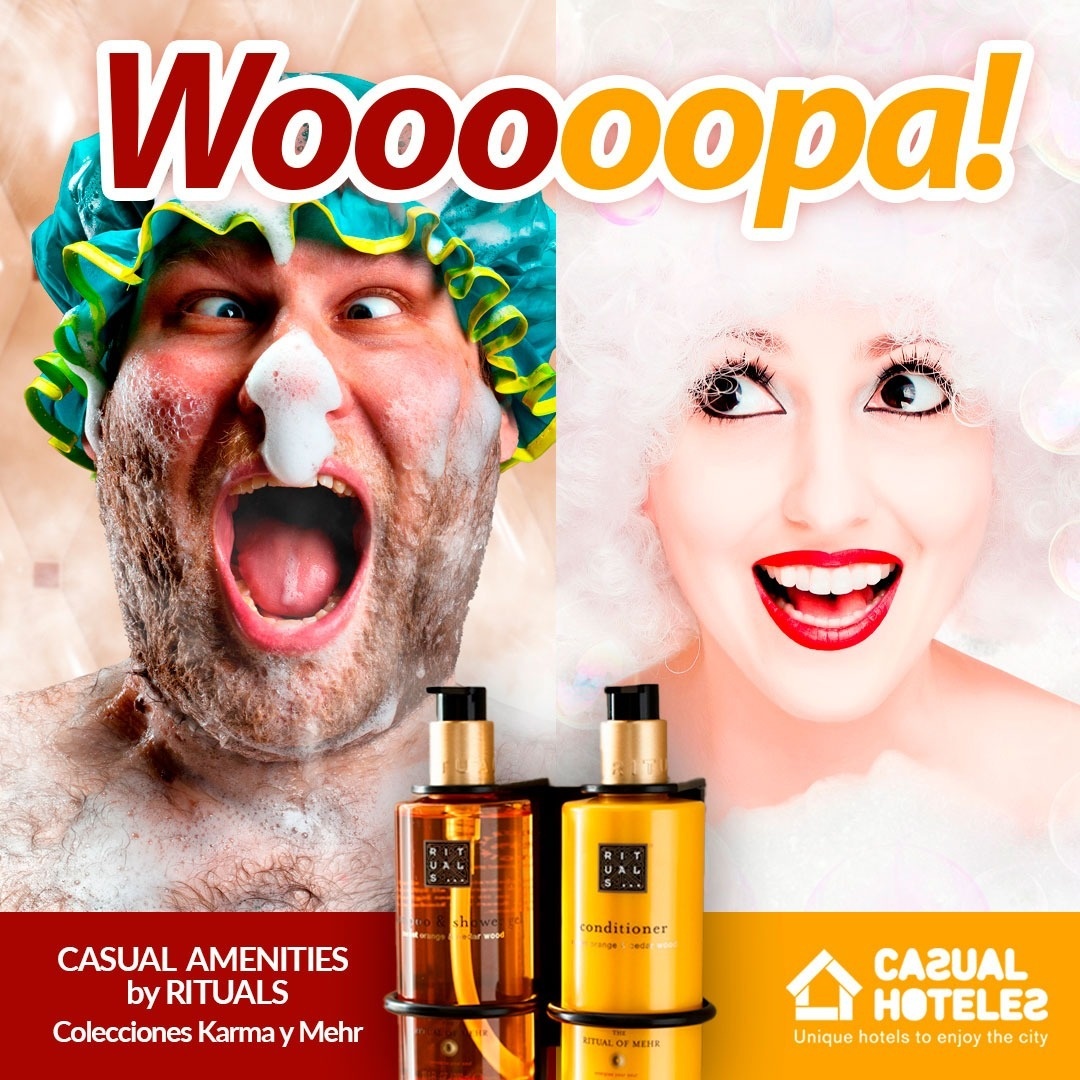 un hombre con una gorra de ducha y una mujer con champú y acondicionador