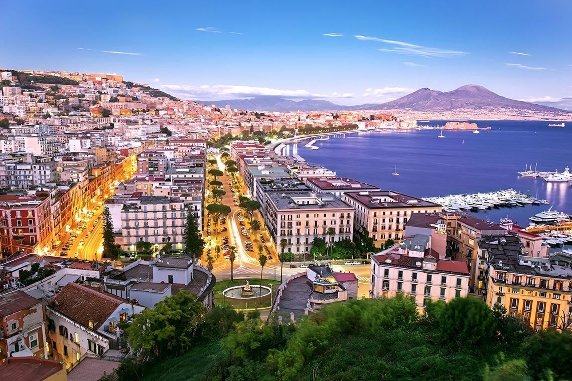 una vista aérea de la ciudad de venecia con barcos en el agua