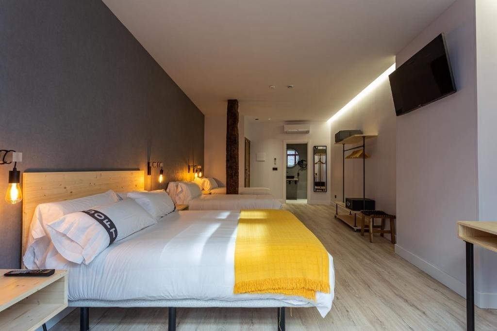 una habitación de hotel con dos camas y una televisión