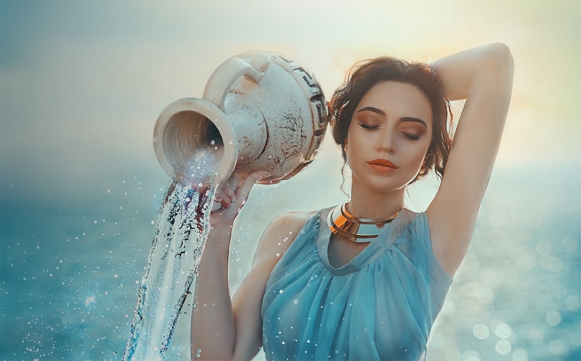 una hoja en forma de corazón está en la playa