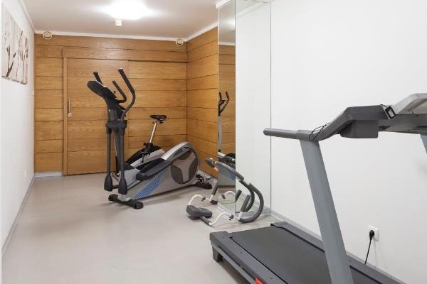 un gimnasio con una bicicleta elíptica y una cinta de correr .