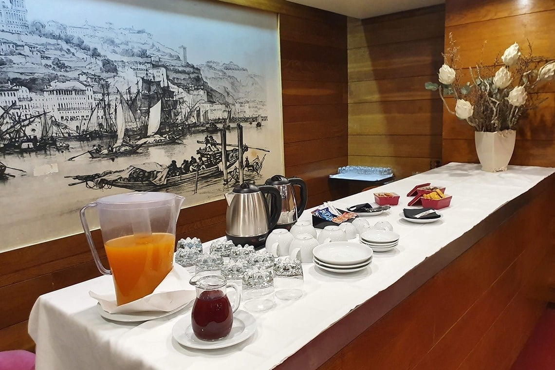 una mesa con una jarra de zumo de naranja y platos