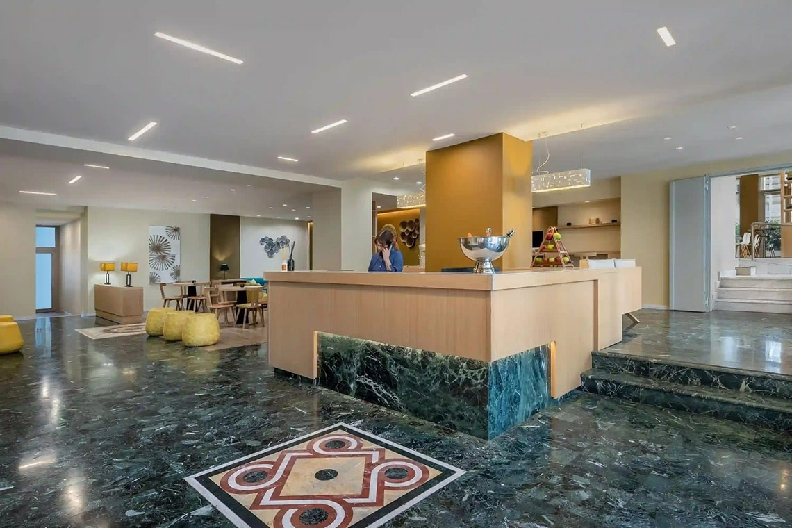 una mujer habla por teléfono en la recepción de un hotel