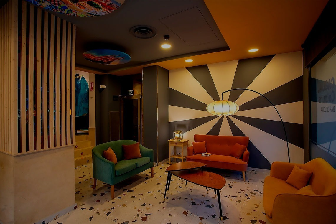 una sala de estar con un sofá y una mesa