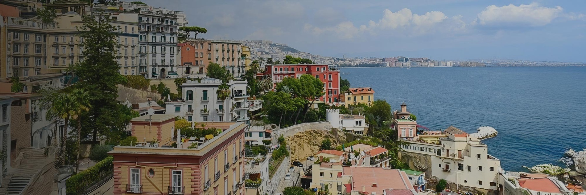 une femme monte un scooter avec une valise à l' arrière