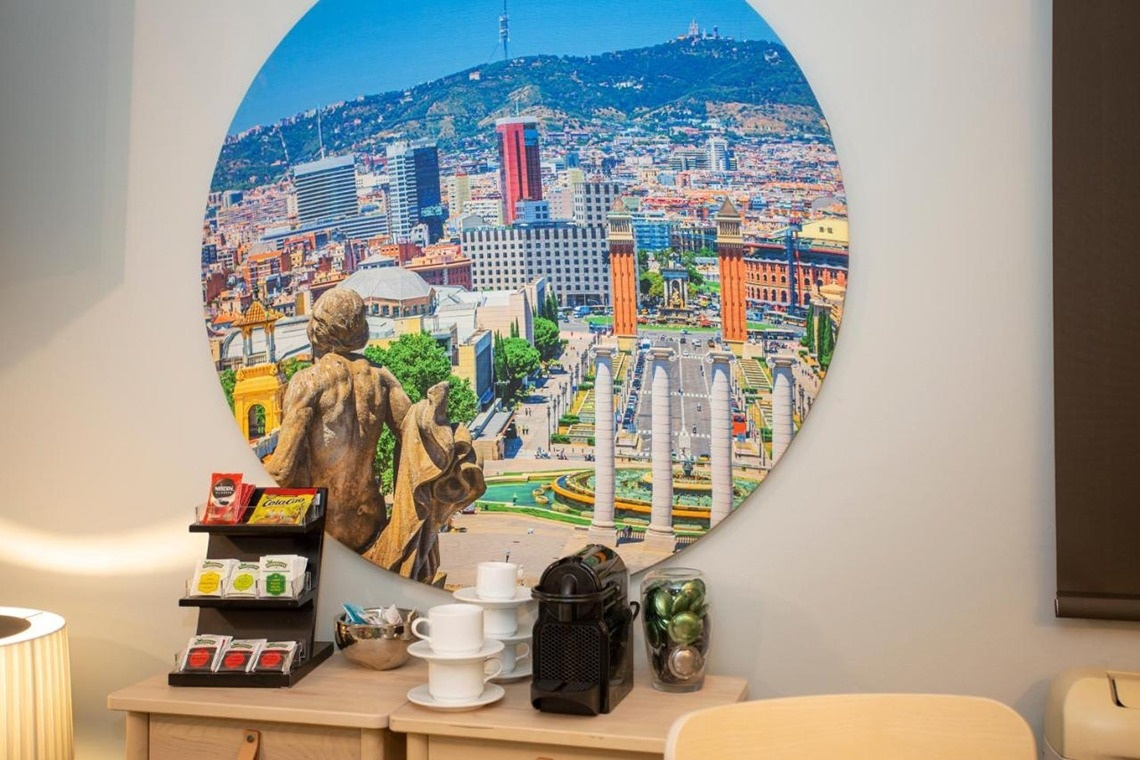 una mesa con tazas de café y una máquina de café