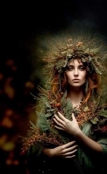 una mujer con un vestido verde y una corona de flores en la cabeza .